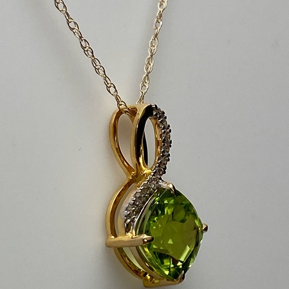 10K Yellow Gold Cushion Cut Natural Peridot and Diamond Pendant with Chain - Picture 6 of 12